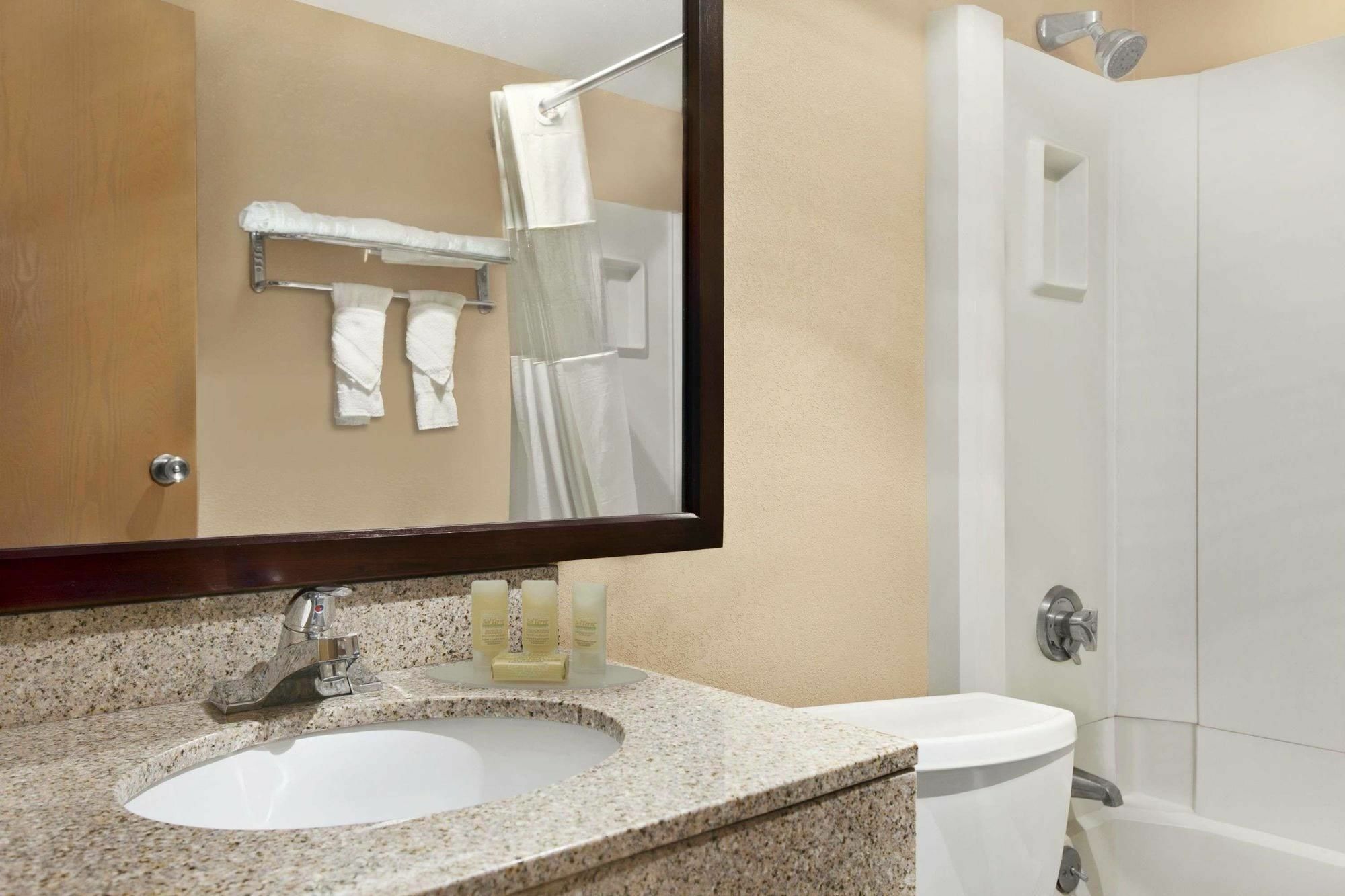 Quality Inn & Suites Cincinnati Esterno foto